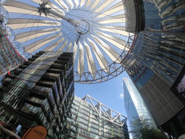 Modern binalar arasındaki çadırın düşük açılı görüntüsü