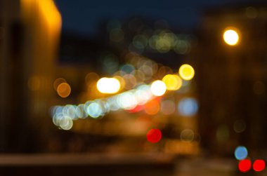 Gece şehir trafik ışıklarının odaklanmamış görüntüsü