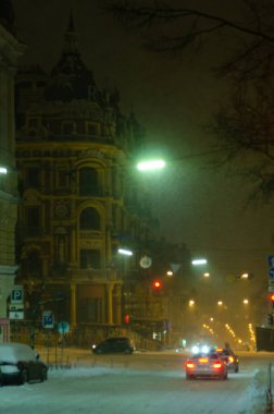 Karlı Kyiv caddesinin manzarası gece aydınlandı