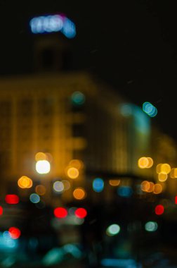 Gece şehir trafik ışıklarının odaklanmamış görüntüsü