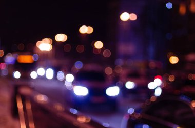 Gece şehir trafik ışıklarının odaklanmamış görüntüsü