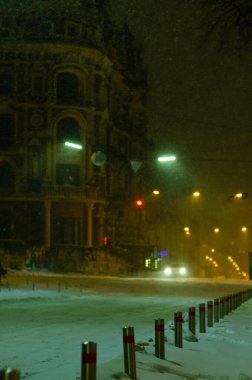 Karlı Kyiv caddesinin manzarası gece aydınlandı