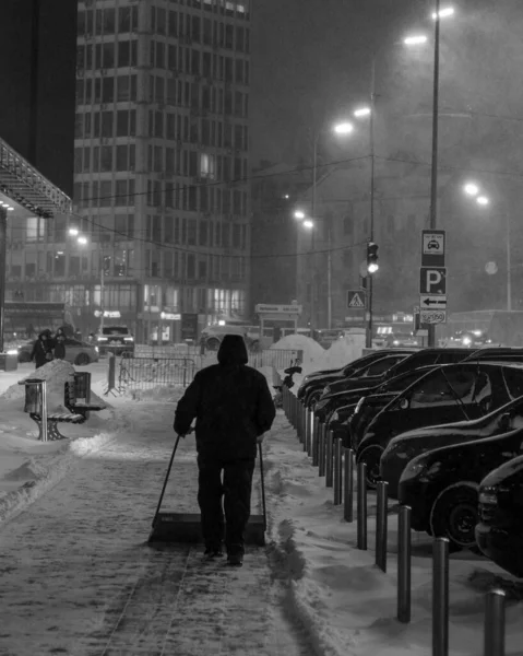 Person Cleaning Snow Kyiv City Street — Stok fotoğraf