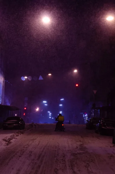 Rear View Delivery Man Bike Moving Snowy Evening Street — Stock Photo, Image