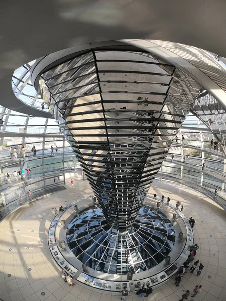 Vista Construção Cúpula Reichstag Com Pessoas Dentro Berlim Alemanha — Fotografia de Stock