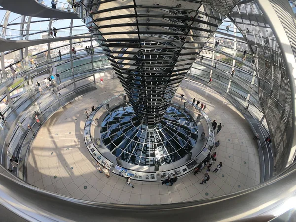 Vista Construção Cúpula Reichstag Com Pessoas Dentro Berlim Alemanha — Fotografia de Stock