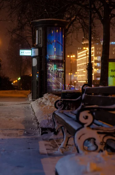 Скамейка Снежной Улице Крещатик Ночью — стоковое фото