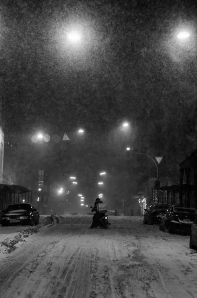 Vista Trasera Del Repartidor Bicicleta Que Mueve Calle Noche Nevada —  Fotos de Stock