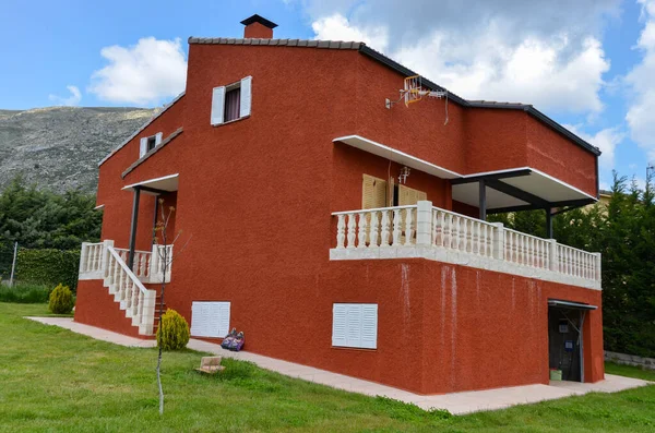 Maison Rouge Avec Vue Sur Les Montagnes Plein Jour — Photo