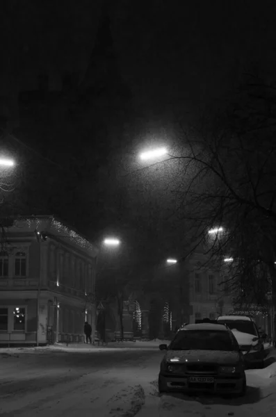 Verschneite Straße Mit Geparkten Autos Und Fußgängern Schwarz Weiß — Stockfoto