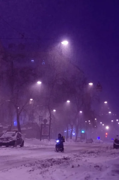 Zusteller Auf Fahrrad Auf Verschneiter Abendstraße Unterwegs — Stockfoto