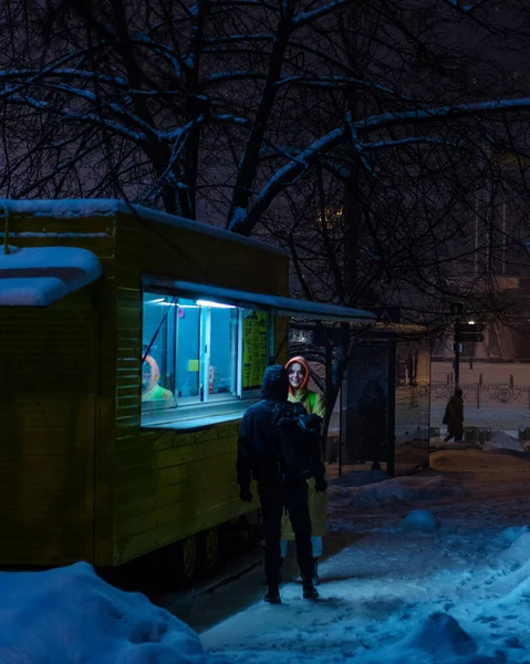 Menschen Street Food Stand Auf Verschneiter Straße — Stockfoto