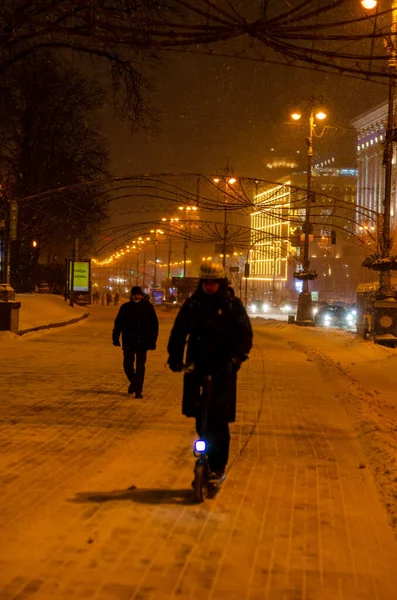 Ludzie Snowy Khreschatyk Ulicy Wieczornym Świetle — Zdjęcie stockowe