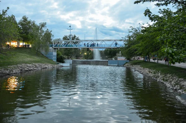 People Bridge River Fountain — Fotografia de Stock