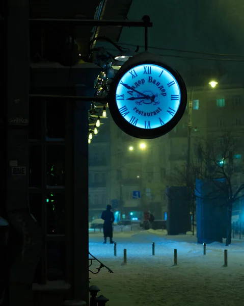 Reloj Calle Nevada Kyiv Con Gente Por Noche —  Fotos de Stock