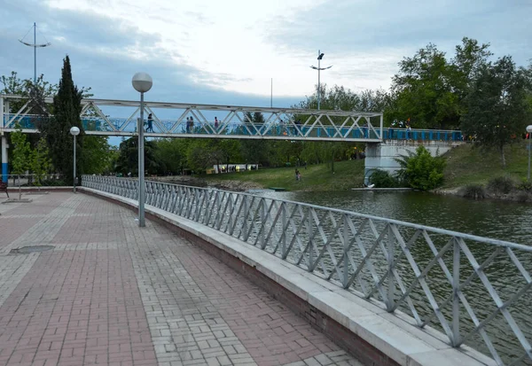 Pont Avec Les Gens Sur Rivière Dans Scène Ville — Photo