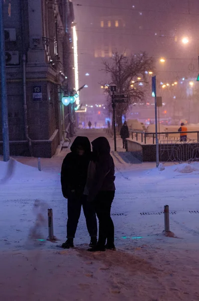 Menschen Die Nachts Der Verschneiten Straße Der Stadt Kyiv Stehen — Stockfoto