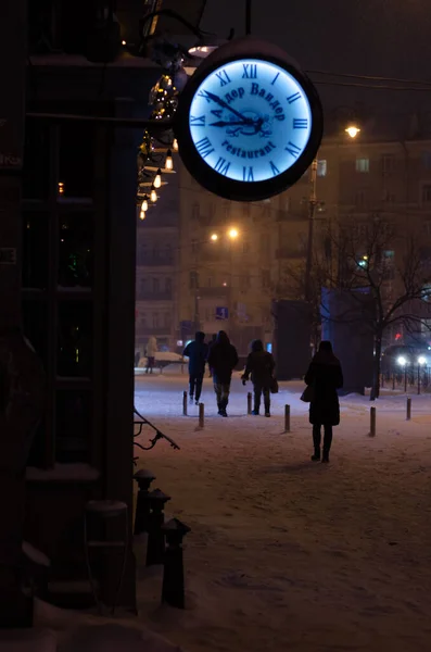 Reloj Calle Nevada Kyiv Con Gente Por Noche —  Fotos de Stock