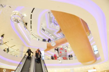 Kyiv tsum 'daki yürüyen merdivenlerde yürüyen insanların bulanık görüntüsü