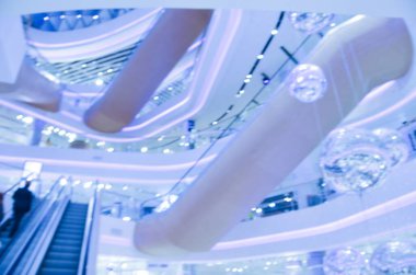 Alışveriş merkezinin iç sahnesinin odaklanmış olmayan görüntüsü