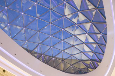 Alışveriş merkezinin cam tavanı