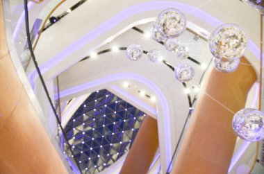 Alışveriş merkezinin iç sahnesinin odaklanmış olmayan görüntüsü