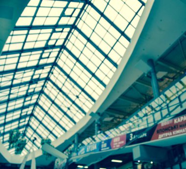 Alışveriş merkezinin iç sahnesinin odaklanmış olmayan görüntüsü