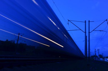 Kyiv demiryolu sahnesinin bulanık görüntüsü