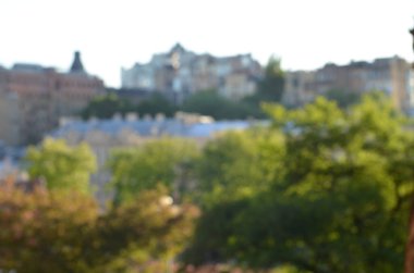 Gün ışığında odağını yitirmiş Kyiv parkı sahnesi