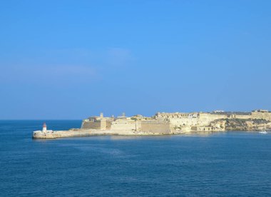 Deniz feneri ve mavi gökyüzü olan deniz manzarası