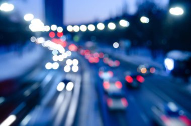 Gece şehir caddesinde trafiğin bulanık görüntüsü