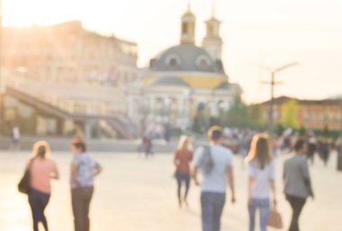 Kyiv şehir sokaklarındaki insanların odaklanmamış görüntüleri