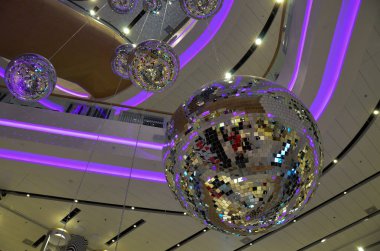 Kyiv tsum binasının içinde disko topları