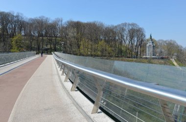 Mariinsky Park, Kyiv 'deki yaya köprüsü.