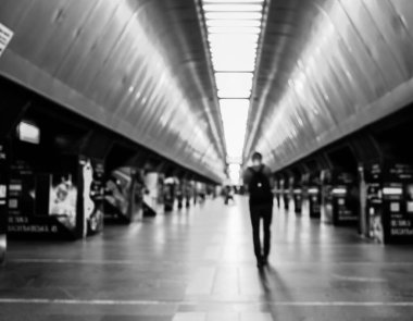 Kyiv metro sahnesinin odaklanmamış görüntüsü