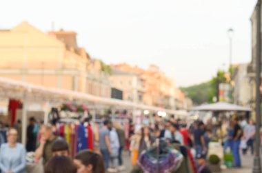 Kyiv şehir sokaklarındaki insanların odaklanmamış görüntüleri