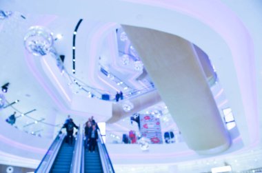 Alışveriş merkezinin iç sahnesinin odaklanmış olmayan görüntüsü