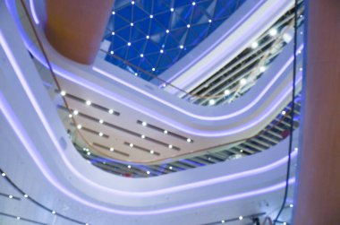 Alışveriş merkezinin iç sahnesinin odaklanmış olmayan görüntüsü