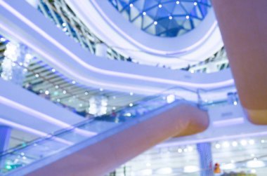 Alışveriş merkezinin iç sahnesinin odaklanmış olmayan görüntüsü