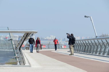 Kyiv şehrindeki yaya köprüsündeki insanlar