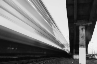 Kyiv demiryolu sahnesinin bulanık görüntüsü