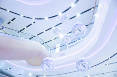 Alışveriş merkezinin iç sahnesinin odaklanmış olmayan görüntüsü