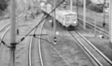 Kyiv demiryolu sahnesinin odaklanmamış görüntüsü