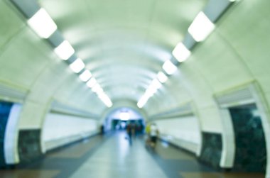 Kyiv metro sahnesinin odaklanmamış görüntüsü