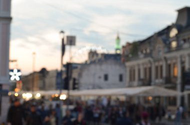 Kyiv şehir sokaklarındaki insanların odaklanmamış görüntüleri