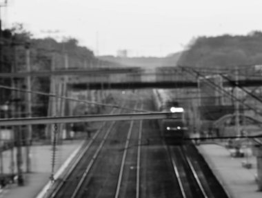 Kyiv demiryolu sahnesinin odaklanmamış görüntüsü