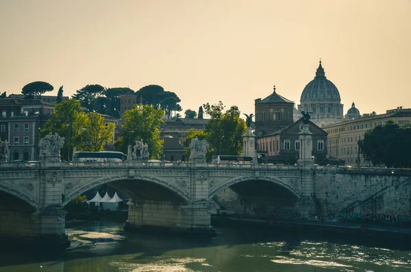 Vista Puente Sobre Río Con Edificios Catedral Antigua Roma Italia —  Fotos de Stock