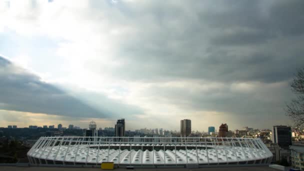 Time Lapse Πλάνα Από Κινούμενα Σύννεφα Πάνω Από Nsc Olympiyskiy — Αρχείο Βίντεο