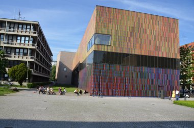 Gün ışığında şehir caddesi manzarası