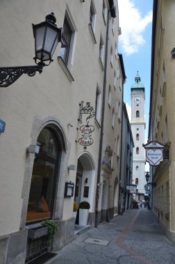 Gün ışığında şehir caddesi manzarası